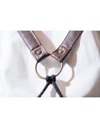 Ποδιά τζιν με χιαστί δέσιμο και λεπτομέρειες από δερματίνη