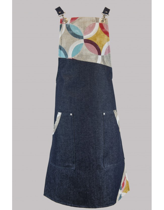 Ποδιά από τζιν ύφασμα με εμπριμέ λεπτομέρειες