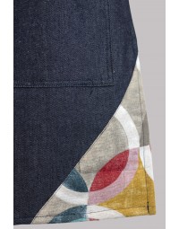 Ποδιά από τζιν ύφασμα με εμπριμέ λεπτομέρειες